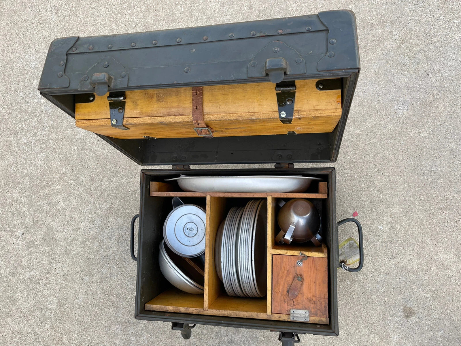 GENUINE VINTAGE US MILITARY COMPLETE DINING SET WITH TRUNK IN MINT CONDITION - Image 1