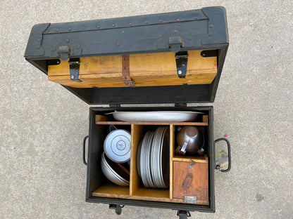 GENUINE VINTAGE US MILITARY COMPLETE DINING SET WITH TRUNK IN MINT CONDITION - Image 1